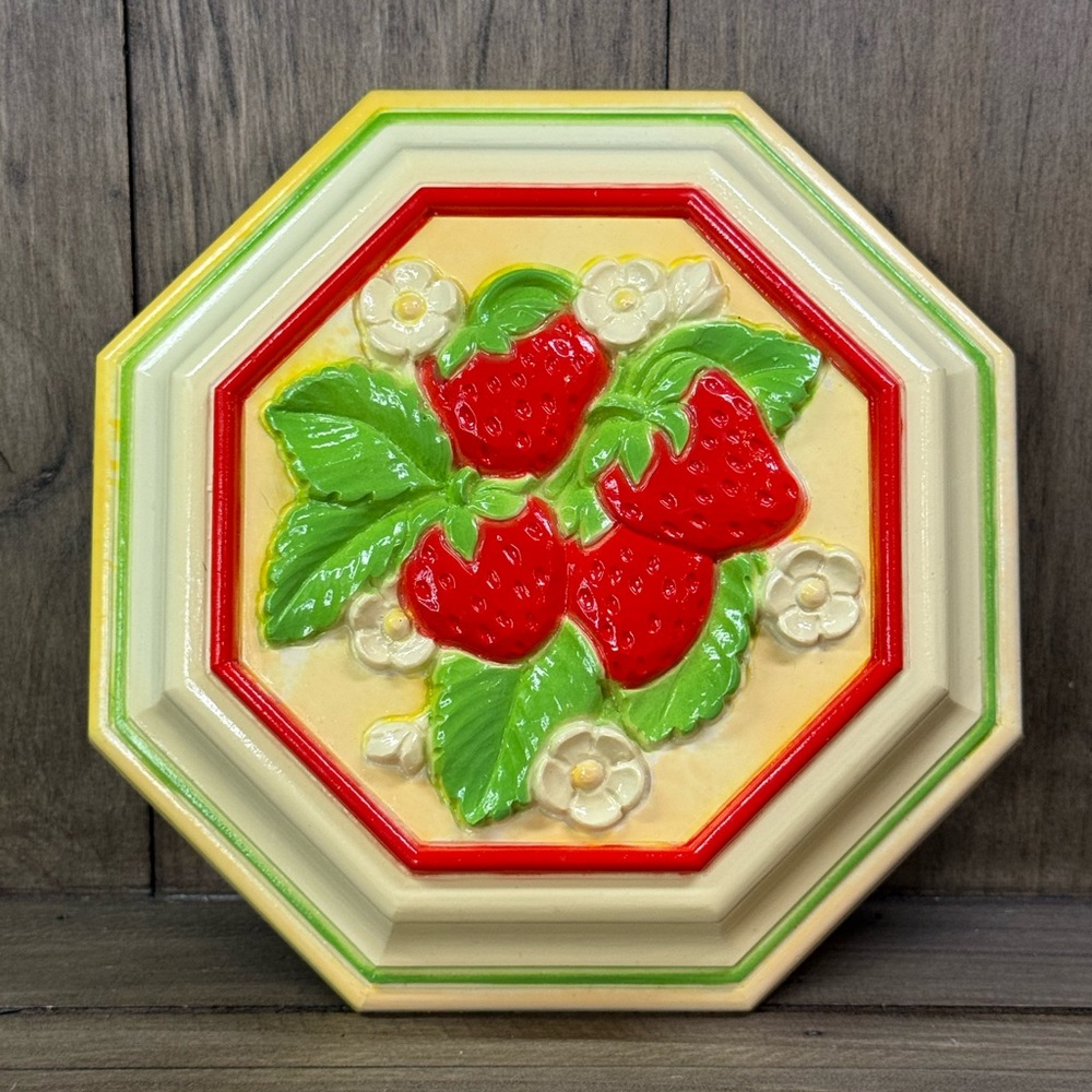 Syroco Strawberry Wall Plaque in Red and Green